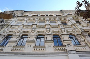 Ukrayna, Kyiv 'deki Gorodetsky Caddesi' ndeki güzel bina.