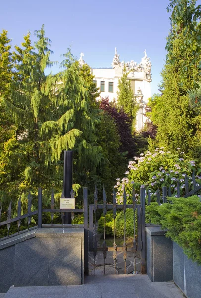 Κήπος Και Σπίτι Χίμαιρες Είναι Πιο Πρωτότυπη Δημιουργία Του Αρχιτέκτονα — Φωτογραφία Αρχείου