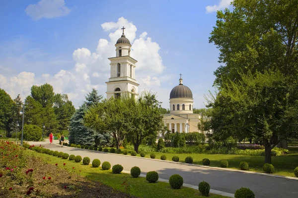 モルドバチシナウのキリスト降誕の鐘楼と大聖堂 — ストック写真