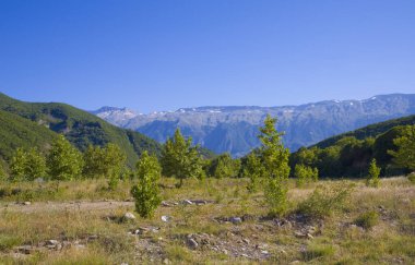 Arnavutluk 'taki Benja Termik Havuzu yakınlarındaki dağların manzarası