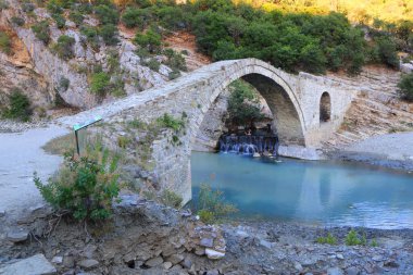 Arnavutluk 'taki Benja Termik Havuzları yakınlarındaki bir köprüye sahip manzara