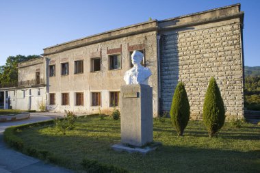 Arnavutluk 'un Permet kentinde Naim Frasheri Anıtı