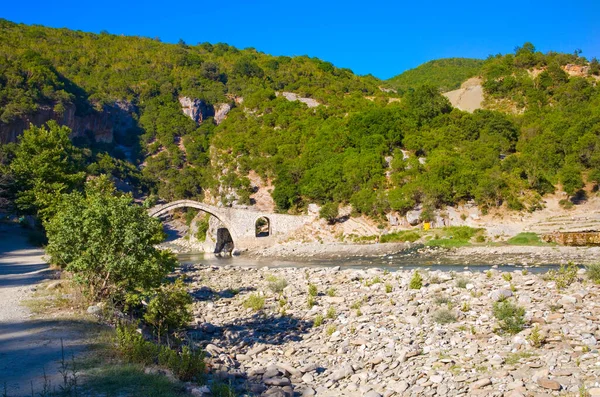 Arnavutluk Taki Benja Termik Havuzları Yakınlarındaki Bir Köprüye Sahip Manzara — Stok fotoğraf