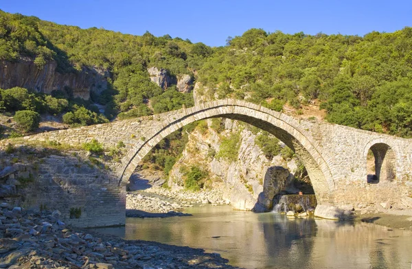 Arnavutluk Taki Benja Termik Havuzları Yakınlarındaki Bir Köprüye Sahip Manzara — Stok fotoğraf