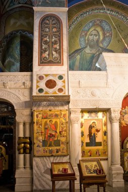 Ukrayna 'nın başkenti Kyiv' de bir mağara manastırı olan Archangelo-Mikhailovsky Zverinetsky manastırının içinde.