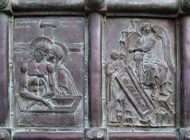 Ukrayna, Kyiv 'deki Archangelo-Mikhailovsky Zverinetsky mağara manastırının bronz kapısı.