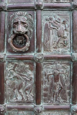 Ukrayna, Kyiv 'deki Archangelo-Mikhailovsky Zverinetsky mağara manastırının bronz kapısı.