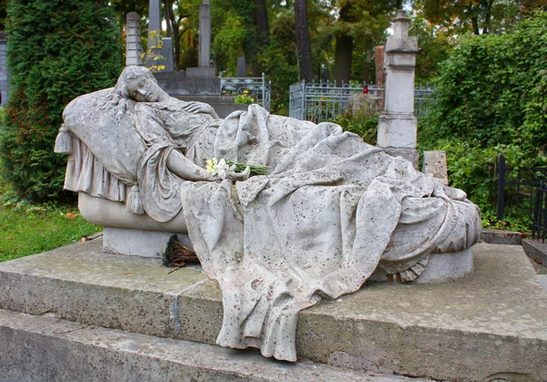 Headstone no cemitério Lycakovskoe em Lviv — Fotografia de Stock