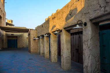  Al Fahidi Tarih Mahallesi. Dubai, BAE 'de klasik Arap tarzı binalar var.