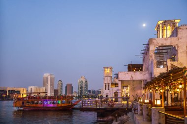 Al Fahidi Tarihi Mahallesi yakınlarındaki ahşap gemiler akşam Dubai, BAE