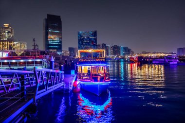 Al Fahidi Tarihi Mahallesi yakınlarındaki ahşap gemiler gece Dubai, BAE