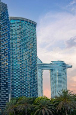 Dubai, BAE 'nin merkezindeki tipik gökdelenlere bak