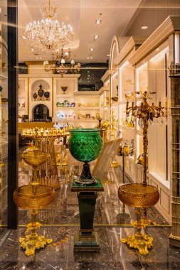 Dubai, BAE 'deki Dubai AVM' de satılık lüks cam vazolar sergilenecek