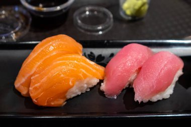  Siyah arkaplanda iki suşi görüntüsünü kapat