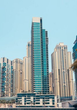  Dubai, BAE 'de güneşli bir günde Dubai Marina manzarası