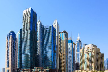 Dubai Marina 'nın mimarisi güneşli bir günde Dubai, BAE