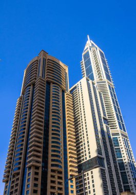 Dubai, BAE 'nin merkezindeki tipik gökdelenlere bak