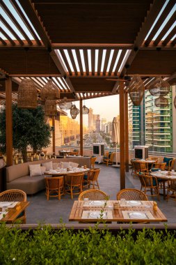  Dubai, BAE 'deki Palm Jumeirah Adası' nın mimari ve sokak kafesi.