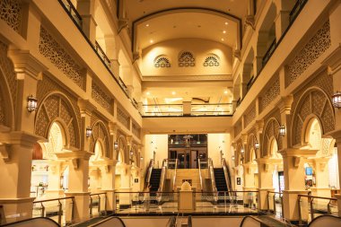  Dubai, BAE 'deki Palm Jumeirah Adası' ndaki alışveriş merkezinin içi.