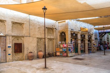 Al Fahidi Tarihi Mahallesi 'ndeki hediyelik eşya dükkanında Dubai, BAE' de klasik Arap tarzı binalar var.