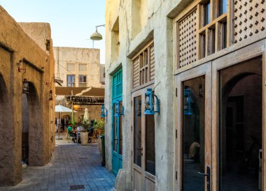  Al Fahidi Tarihi Mahallesi 'ndeki sokak kafesi Dubai, BAE' de klasik Arap tarzında binaları var.