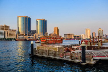 Al Fahidi Tarihi Mahallesi 'ndeki sokak kafesi Dubai, BAE' de klasik Arap tarzında binaları var.