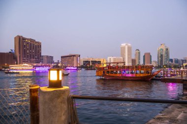 Al Fahidi Tarihi Mahallesi yakınlarındaki ahşap gemiler gece Dubai, BAE