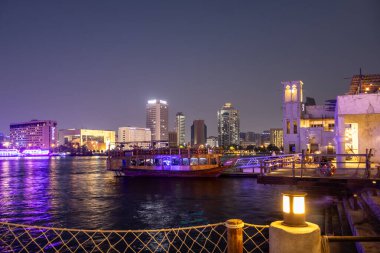 Al Fahidi Tarihi Mahallesi yakınlarındaki ahşap gemiler gece Dubai, BAE
