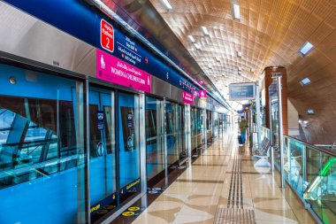 Dubai, Birleşik Arap Emirlikleri metro istasyonu iç