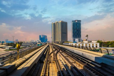 Dubai, BAE 'deki metro ve şehir manzarası