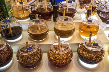 Doğu tatlıları (fındıklı bal) Dubai, BAE 'de satılıktır.