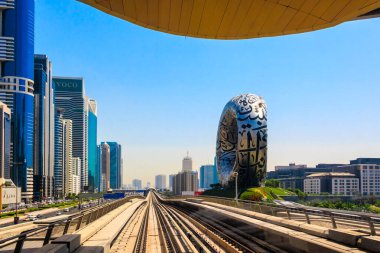 Metro yolu manzarası ve Dubai, BAE 'deki Gelecek Müzesi