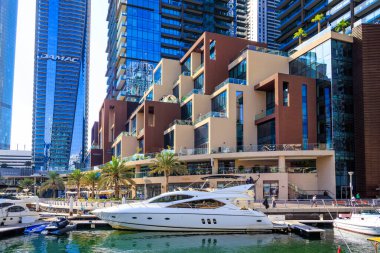 Dubai, BAE 'de güneşli bir günde Dubai Marina manzarası