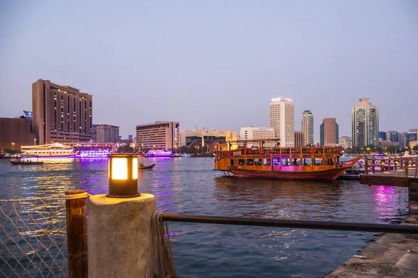 Al Fahidi Tarihi Mahallesi yakınlarındaki ahşap gemiler gece Dubai, BAE