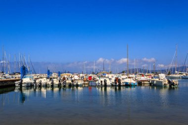 Alghero, Sardinya, İtalya 'da güneşli bir günde Marina manzarası