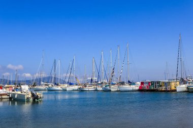 Alghero, Sardinya, İtalya 'da güneşli bir günde Marina manzarası