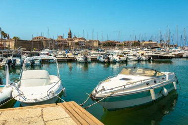 Alghero, Sardinya, İtalya 'da güneşli bir günde Marina manzarası