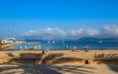 Lido di Alghero plajı güneşli bir günde Alghero, Sardinya, İtalya