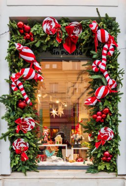 Varşova, Polonya 'daki mağaza vitrininin Noel süslemesi