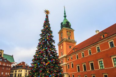 Polonya, Varşova 'daki Castle Square ve Noel ağacı