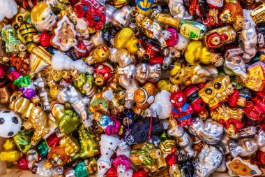 Varşova, Polonya 'da yılbaşı ve Noel baloları satılık.