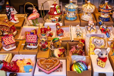 Varşova, Polonya 'da yılbaşı ve Noel baloları satılık.