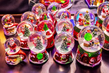 Polonya, Varşova 'daki Noel fuarında yılbaşı ve Noel kartopları satılacak.