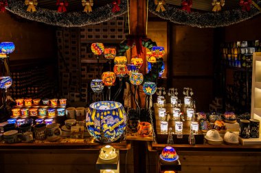 Yeni yıl ve Noel dekoratif şamdanı Varşova, Polonya 'da satılık.