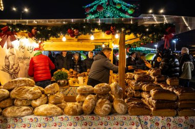 Polonya, Varşova 'da akşam vakti Noel Fuarı