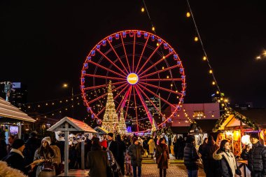 Polonya, Varşova 'da akşam vakti Noel Fuarı