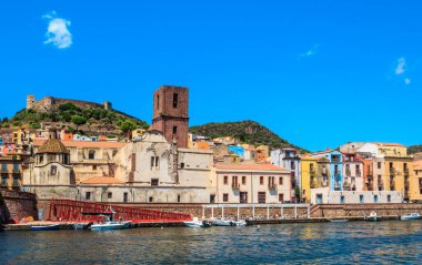 Bosa, Sardinya, İtalya 'da şatosu olan şehir panoraması