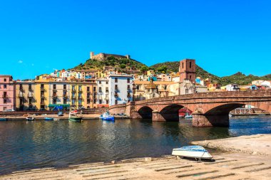 Bosa, Sardinya, İtalya 'da şatosu olan şehir panoraması