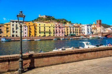 Bosa, Sardinya, İtalya 'da şatosu olan şehir panoraması