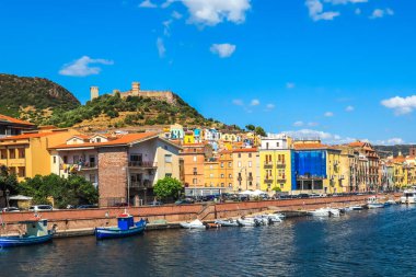Bosa, Sardinya, İtalya 'da şatosu olan şehir panoraması